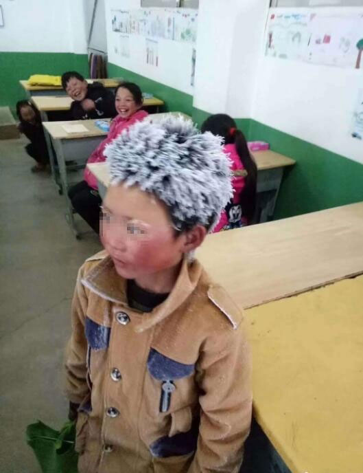 云南留守男孩冒冰霜上學(xué)，結(jié)成“冰花”獲網(wǎng)友鼓勵，看著讓人心疼01.jpg