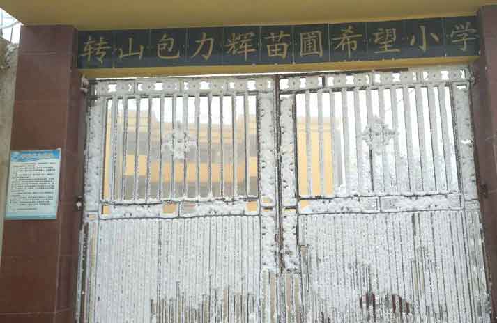 云南留守男孩冒冰霜上學(xué)，結(jié)成“冰花”獲網(wǎng)友鼓勵，看著讓人心疼04.jpg